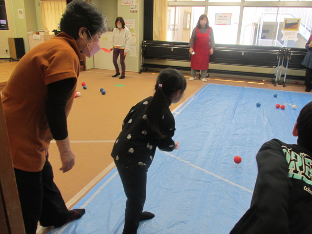 ボッチャをしている写真