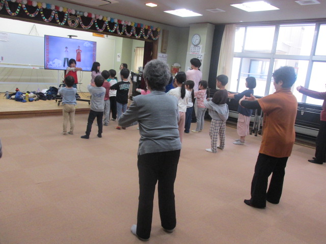 ラーメン体操をしている写真