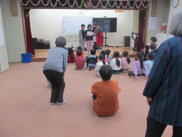 お礼の挨拶をしている写真