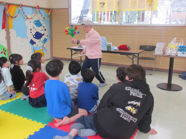 講師のマジックを観ている写真