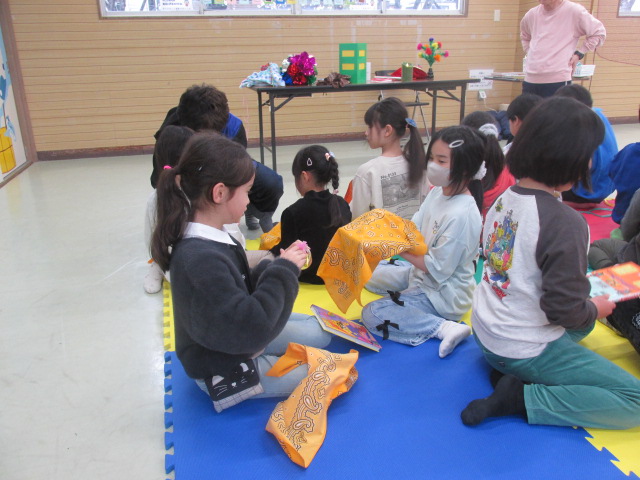 覚えたマジックと友だち同士で見せ合っている写真