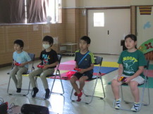 真剣な表情でゲームを楽しむ子供たちを正面から撮っている写真