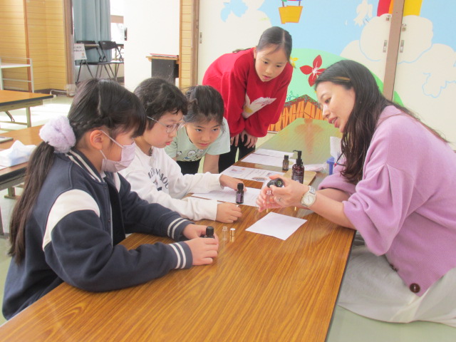 アロマオイルの説明を聞いている写真