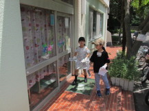写真を手に持ち外を探索している2人の女の子を撮影した写真