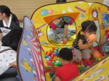 ボールプールの中で男の子と女の子が遊んでいる写真