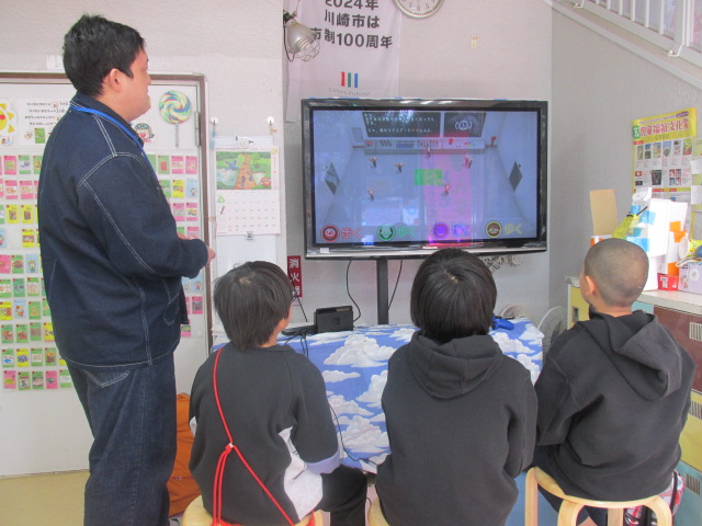 ゲームをしている子どもの写真