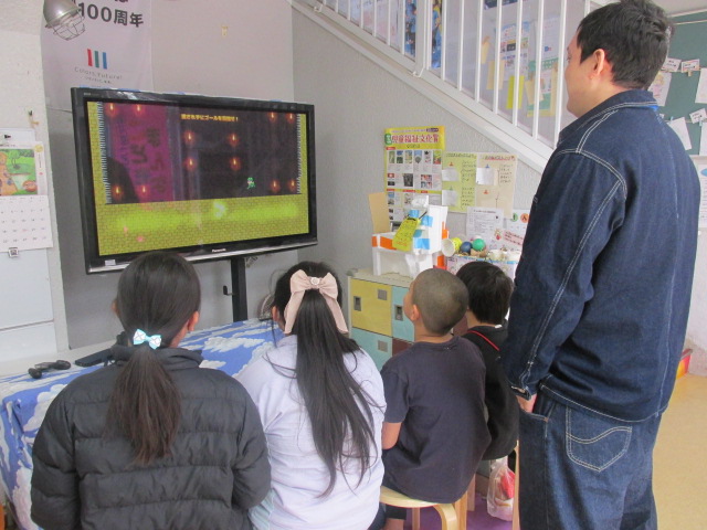 ゲームをしている子どもの写真