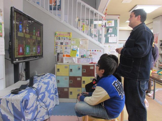 ゲームをしている子どもの写真