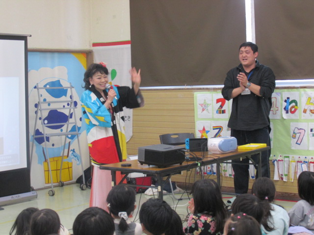 演歌を披露している写真