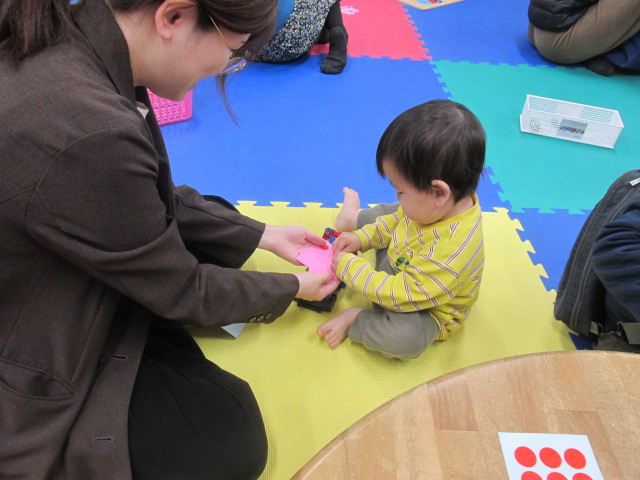 お母さんと幼児さんが楽しそうにシールを貼っている写真