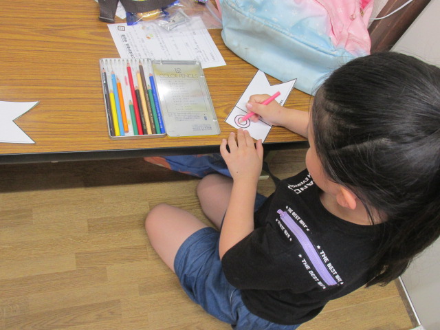 こいのぼりのぬりえをしている女の子の写真