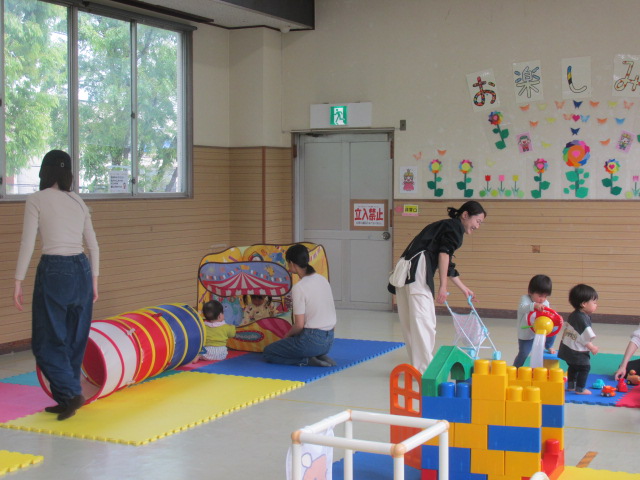 集会室に大型遊具を広げて行事をしている写真