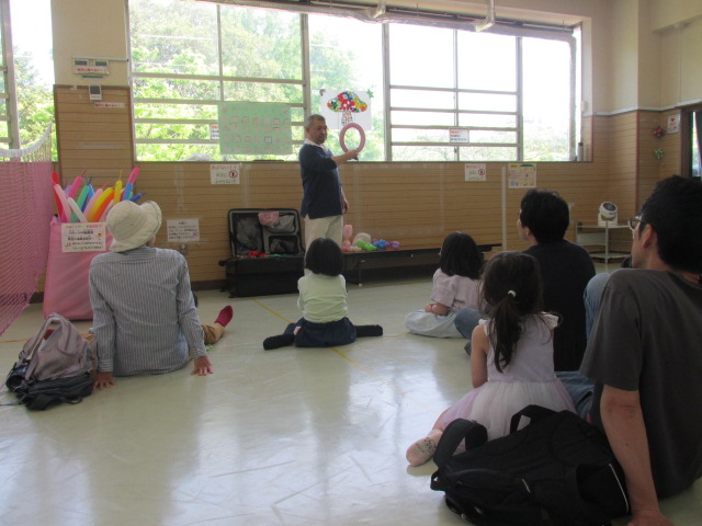 制作と解説を行う講師とそれを聞く参加者の写真