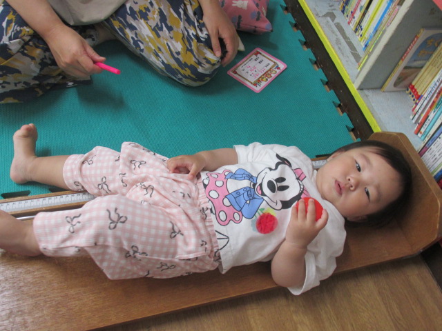 身長を測っている幼児の写真