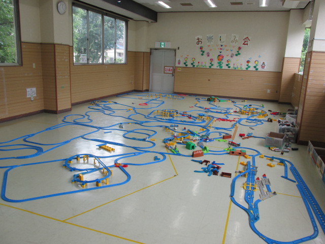 参加者が作った線路を接続して、部屋いっぱいになったコースの写真