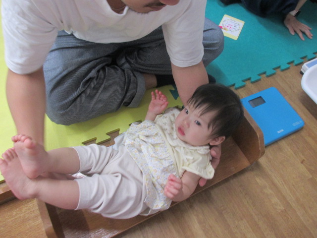 幼児が身長を測っている写真