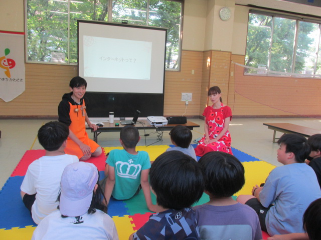 講師の方が挨拶をしている写真