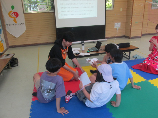 講師から子どもへ認定証を授与している写真