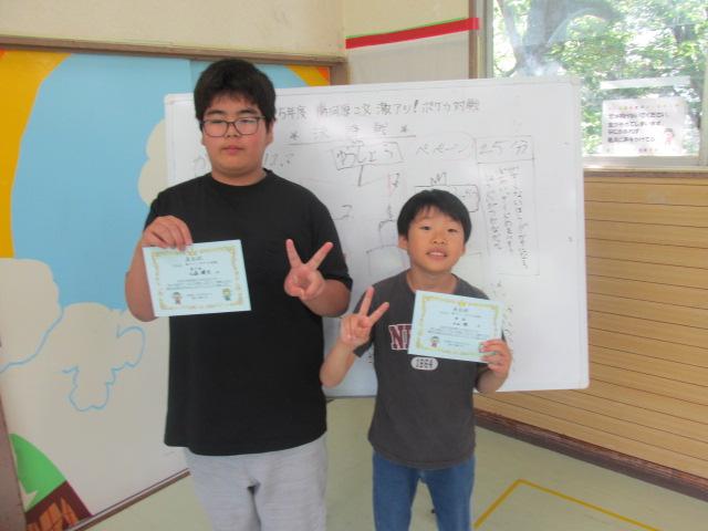 賞状を手に持って記念写真2