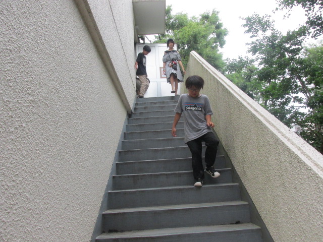 非常階段から避難の練習をしている写真