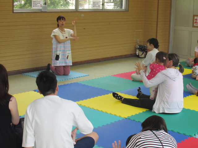 先生が手遊びを教えている写真