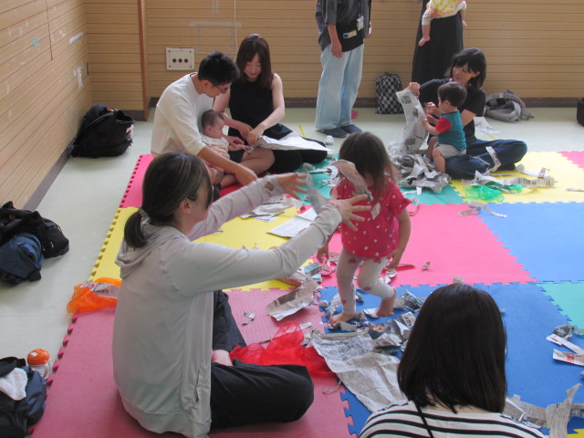 新聞紙をやぶいて遊んでいる写真