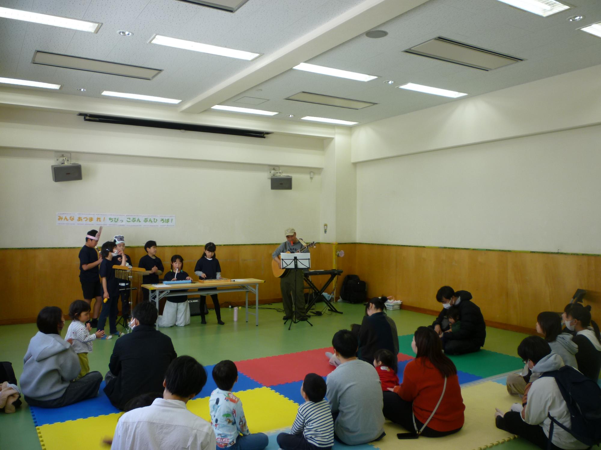 みんなあつまれちびっこぶんぶん広場の演奏様子