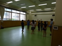 室内でドッジボールをするため集まった子供たちの写真