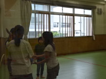 チーム分けをした後円陣を組んで作戦会議をする子供たちの写真