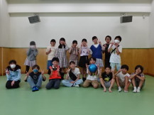 大勢の子供たちがドッジボール終わりに記念撮影している写真