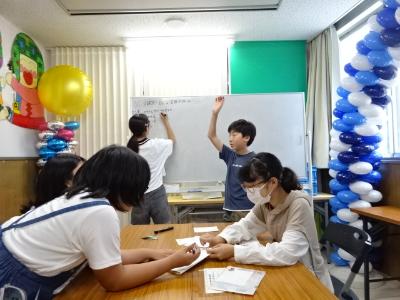 「こども運営会議」ホワイトボードに書き込みながら話し合いをしている写真