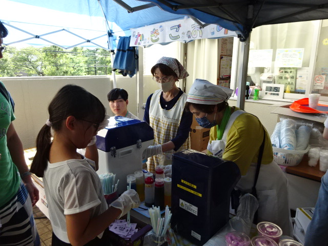 かき氷を売っている様子