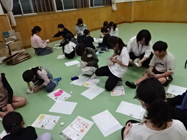 お皿とランタンを作っている様子