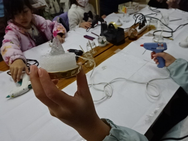 工作をする子どもたちの写真