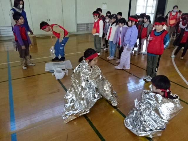 防災訓練をするこどもたちの写真