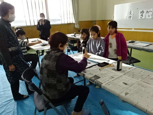 お手本をみているこどもたちの写真