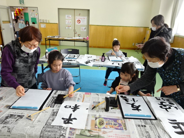 実際に書初めをする子供たちの写真