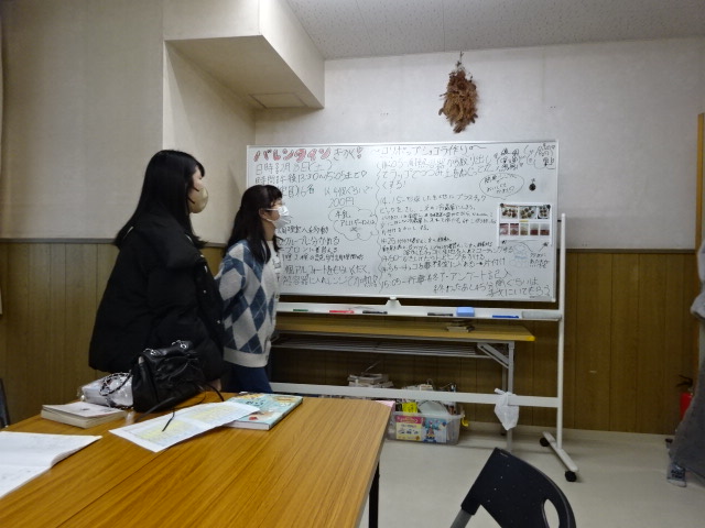 バレンタインの企画を考えるこどもたちの写真