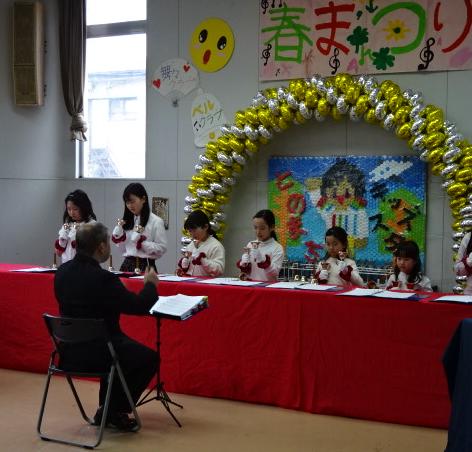 「殿町春祭り」でベルを演奏する子どもたちの写真