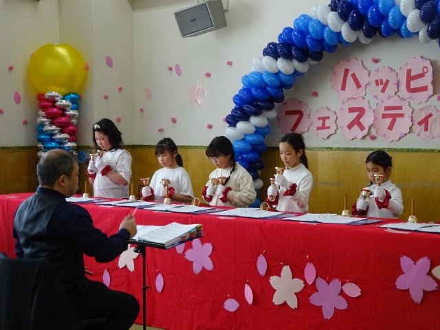 「幸ハッピーフェスティバル」でベルを演奏する子どもたちの写真