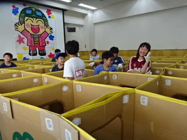 ダンボール迷路づくりを頑張っている様子