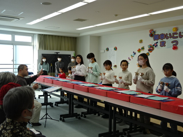 ハンドベルの演奏をしている様子