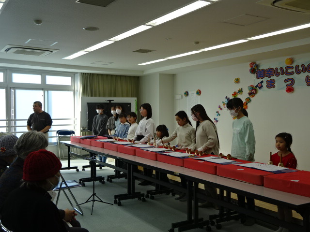 ハンドベルの演奏の説明をしている様子