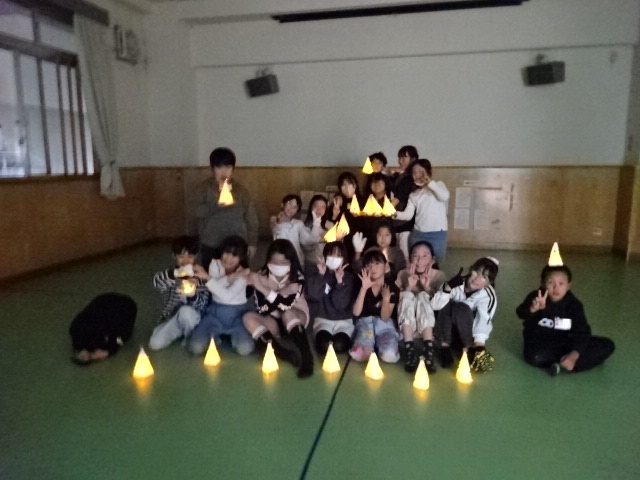 行灯工作で作った行灯を点灯し集会写真を撮っている様子