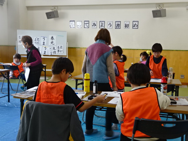 習字をたくさん練習をしている様子