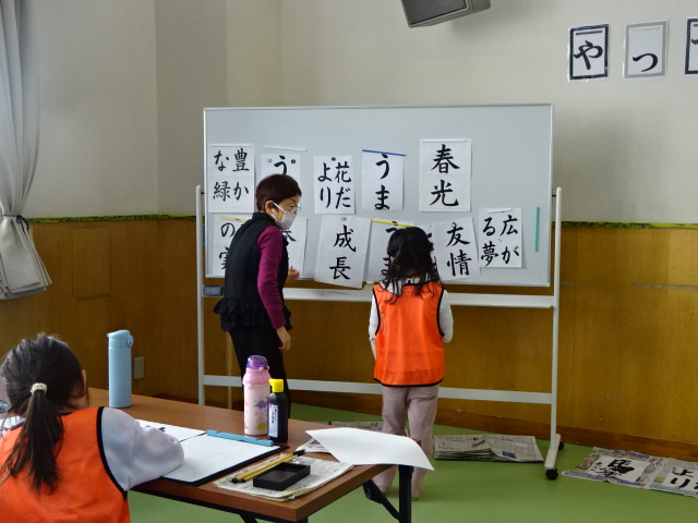 習字のお手本を観察している様子