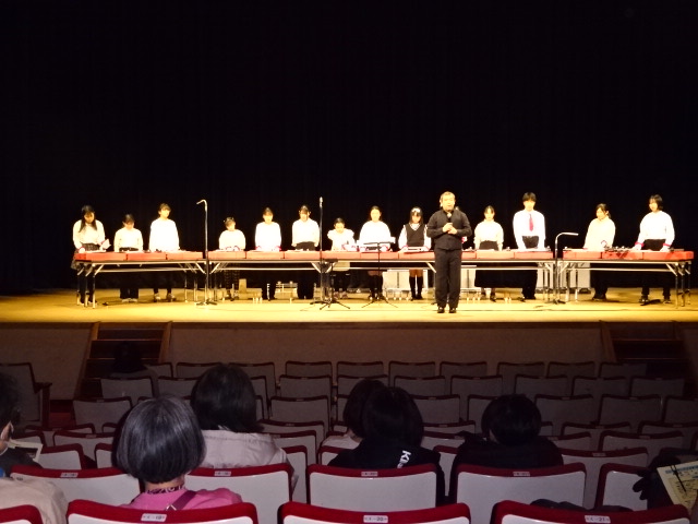 ハンドベルを披露する様子