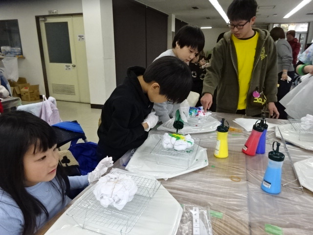 Tシャツを染める様子