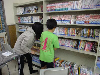 「こども運営会議」本棚の本を入れ替えている写真