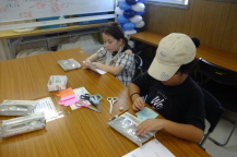 真剣な表情でメッセージカードを書く男の子と女の子の写真